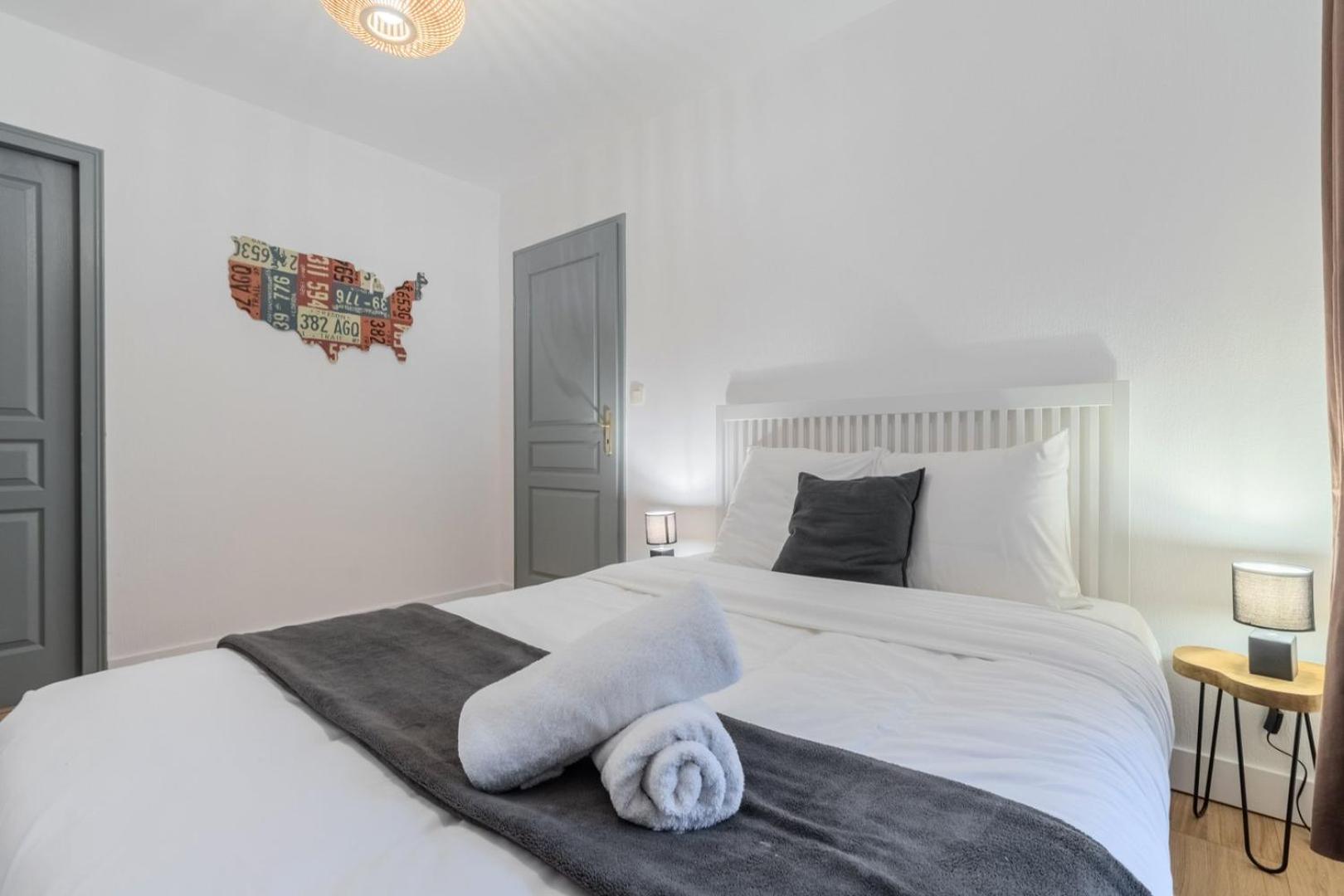Apartment One Bedroom With Parking & Terrace *