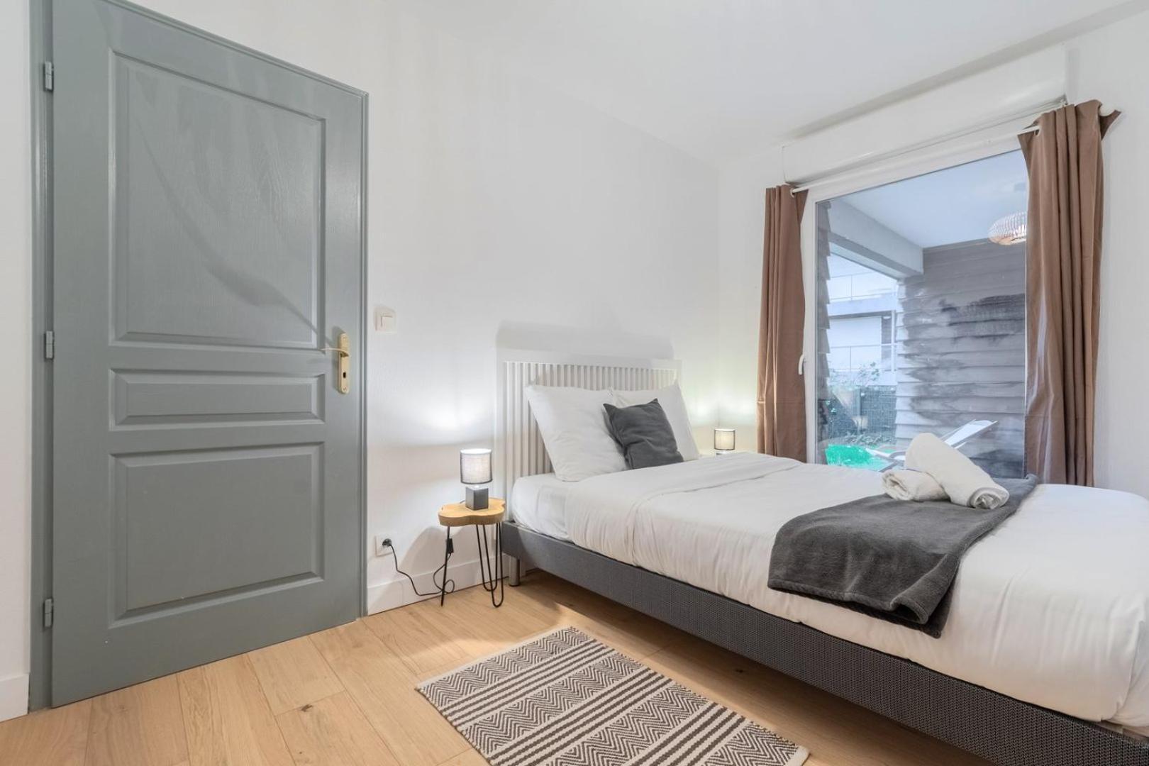 One Bedroom With Parking & Terrace