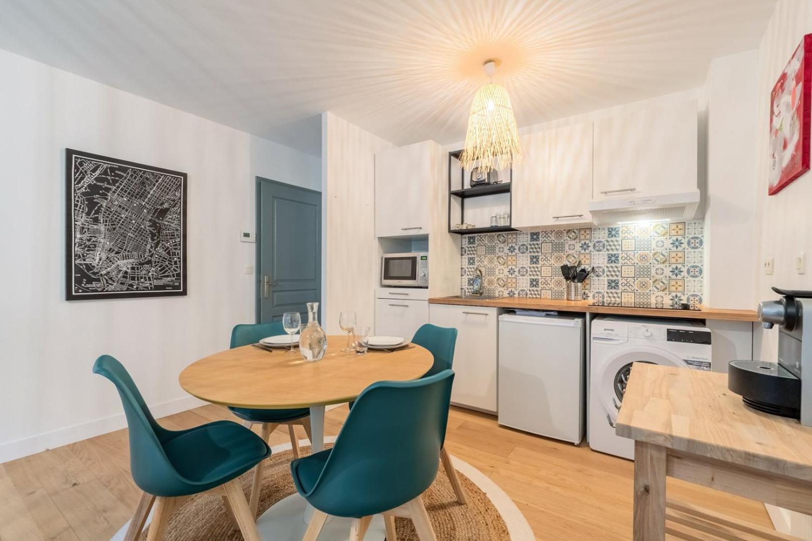 One Bedroom With Parking & Terrace Apartment *