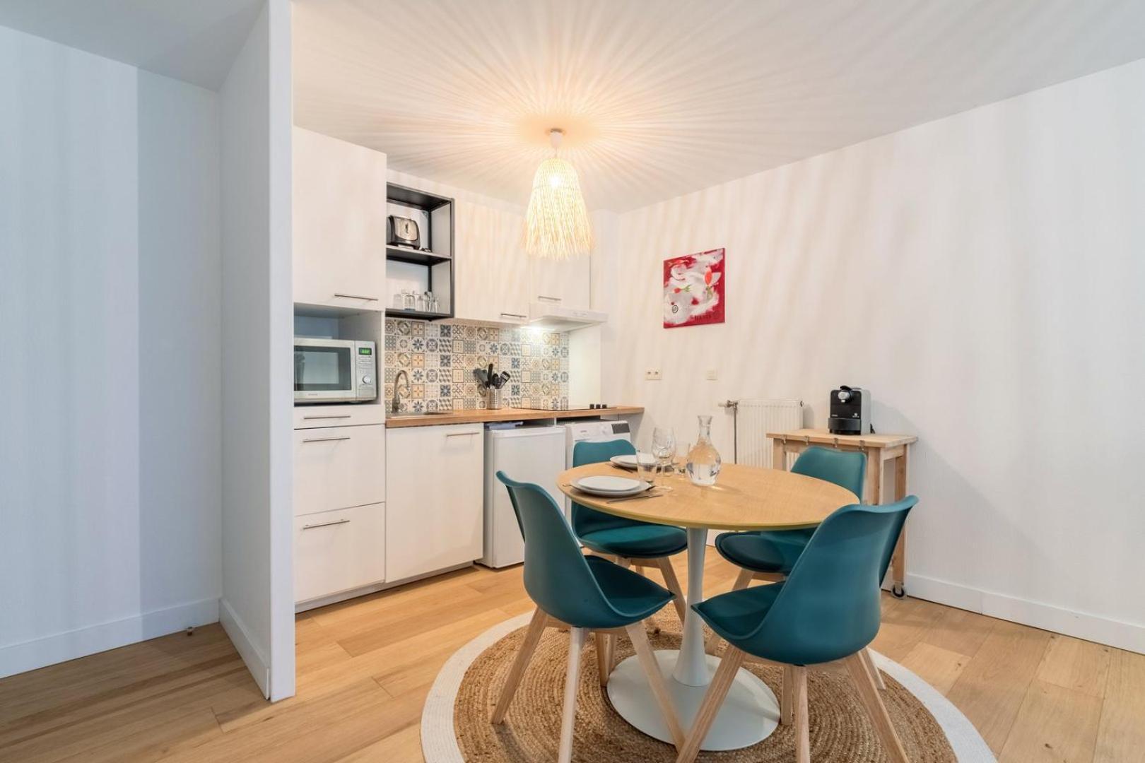 One Bedroom With Parking & Terrace Apartment *